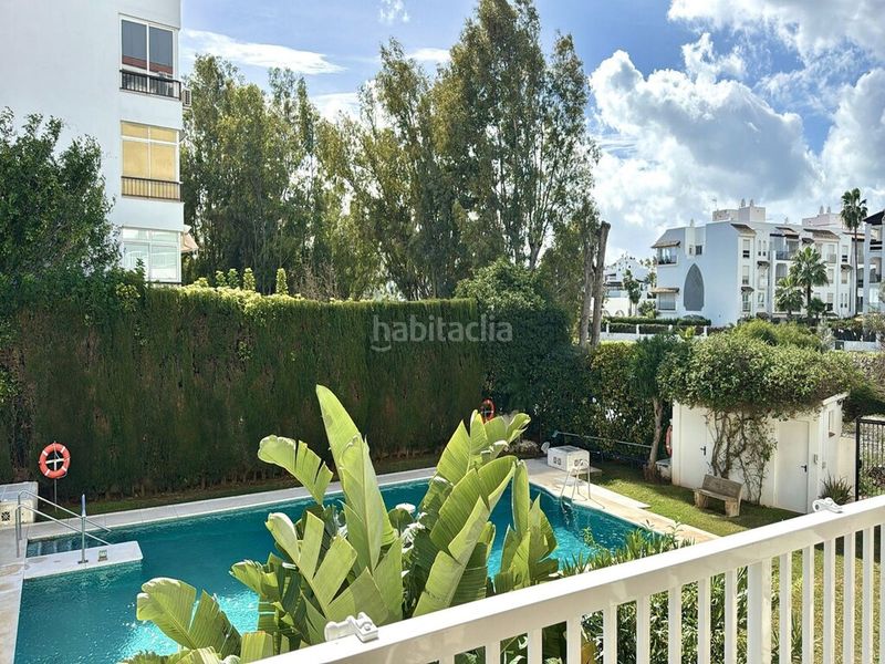 Foto ec3c3b7f-a8e1-4226-8d54-e79e5592d1e8. Apartament amb piscina a Las Lomas de Río Verde Marbella