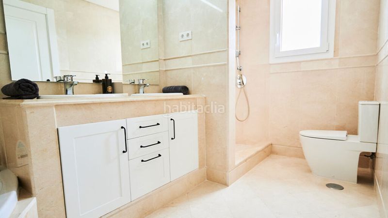 Foto 06c1983d-cbfd-4920-bc68-fbd67cb9de6a. Apartament amb aparcament piscina a Las Brisas Marbella