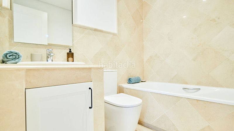 Foto 89b58147-47b0-4e64-aa1e-ff4a5e976b62. Apartament amb aparcament piscina a Las Brisas Marbella