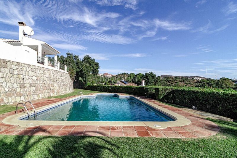 Foto ae8131c0-94ff-49f2-8132-8721ce6d5833. Xalet amb aparcament piscina a Calahonda Mijas