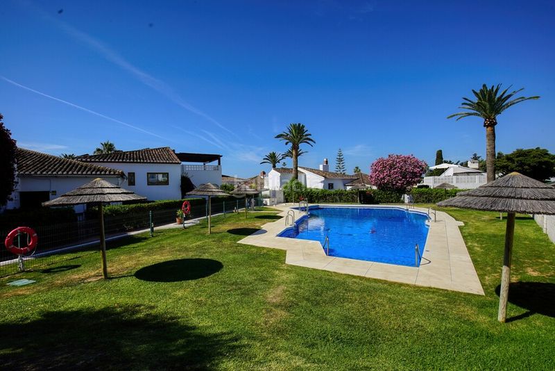 Foto ee6d4359-71c7-4786-a197-4f1ebd4c8e1b. Xalet amb aparcament piscina a Centro Estepona