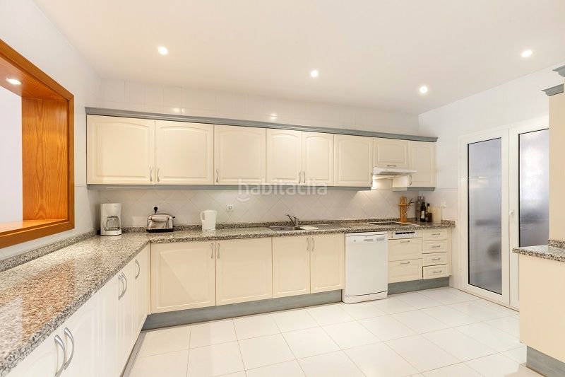 Foto 4f40970a-ac70-4757-a609-5797eb7018db. Casa aparellada amb aparcament piscina a Aloha Marbella