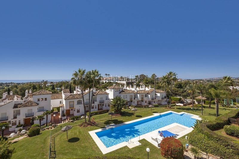 Foto ed7f3219-d8fb-4a71-8d75-87cbc9167381. Casa aparellada amb aparcament piscina a Aloha Marbella