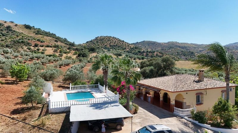 Foto ee8a623c-1899-4aa7-99ed-dab66c614ff4. Xalet amb aparcament piscina a Coín