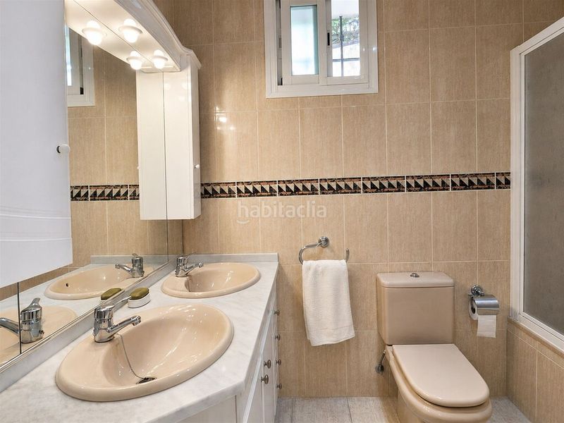 Foto 3d9c7d55-2807-4c7e-93ab-d7b69de85940. Apartament amb aparcament piscina a Calahonda Mijas