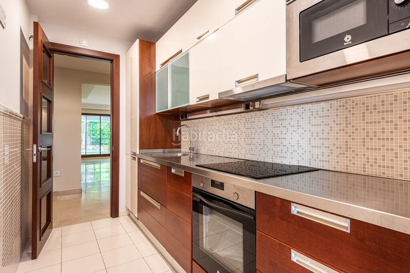 Foto 9a04f153-aade-4a90-b358-7fb0463565d1. Apartament amb calefacció aparcament piscina a Las Brisas Marbella