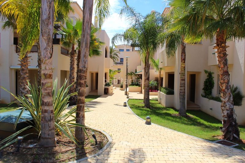 Foto b148f4c0-0082-439a-bc4b-fc31e7940587. Apartament amb calefacció aparcament piscina a Las Brisas Marbella