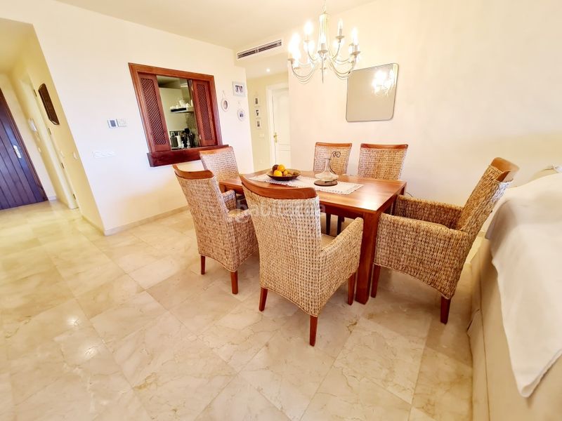 Foto 6bef5116-0052-4f15-8b1e-8f2f12d8680c. Apartament amb calefacció aparcament piscina a Nueva Atalaya Estepona