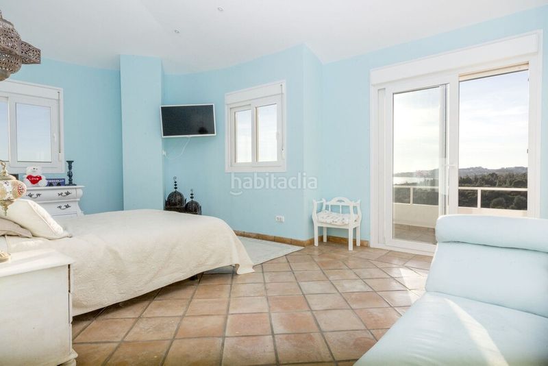Foto bc402294-82e0-4527-828f-3c0369d27bd7. Chalet with parking pool in El Faro de Calaburra - Chaparral Mijas