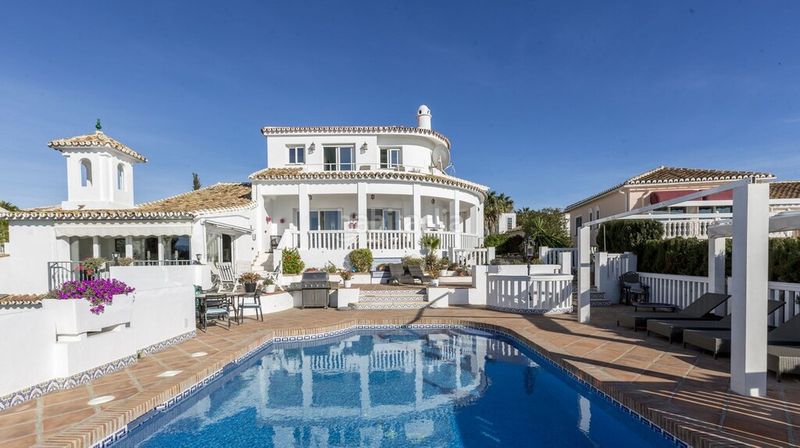 Foto eb7acbed-cb94-4173-8d09-7845a14ee6d9. Chalet with parking pool in El Faro de Calaburra - Chaparral Mijas