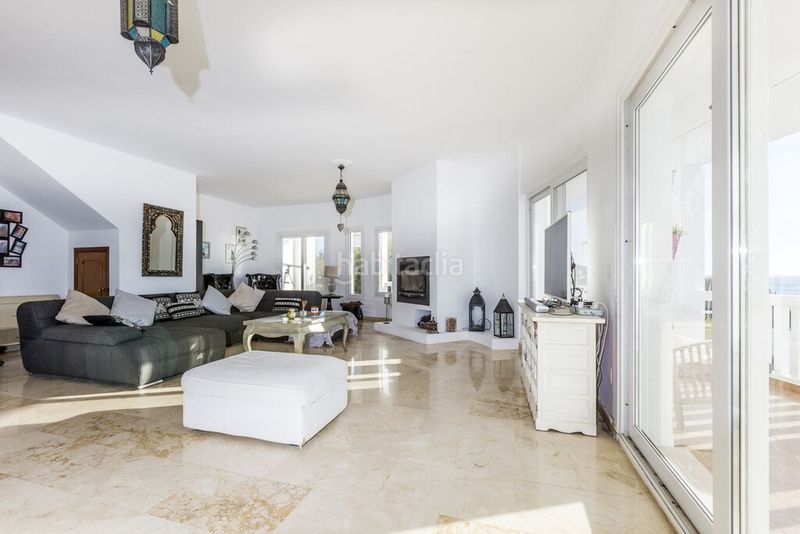 Foto f210febf-6153-44aa-a2ed-a889c9dc047b. Chalet with parking pool in El Faro de Calaburra - Chaparral Mijas