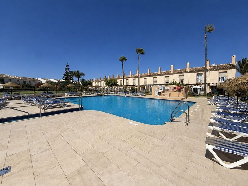 Foto f96064eb-d6b6-435b-ac49-2ee6ad19e6de. Casa aparellada amb piscina a El Faro de Calaburra - Chaparral Mijas