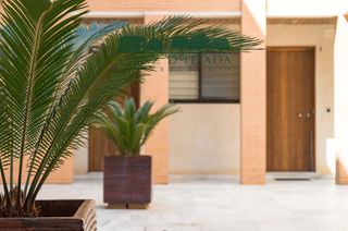 Rent Studio in Calle gallinato 25. Estudio con acceso a patio privativo dotado con primeras calidad