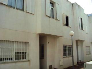 Casa adossada  Calle santa maria del aljarafe. Casa adosada situada en una zona tranquila y bien comunicada