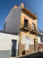 Casa adossada  Calle barrio nuevo. Casa adosada unifamiliar ubicada en la zona céntrica de las cabe