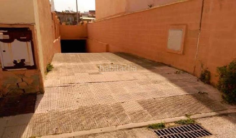 Foto f026a116-a3f9-41f7-895c-75e7b472e96f. Parking coche promoción de plazas de garaje en venta situada en Gines