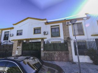 Casa adossada  Calle constantino ponce de la fuente. Oportunidad casa unifamiliar en sevilla este