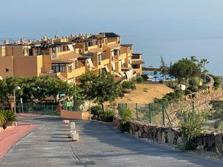 Apartament a La Cala del Moral. Planta baja reformada con vistas al mar y  jardín en urbanizació