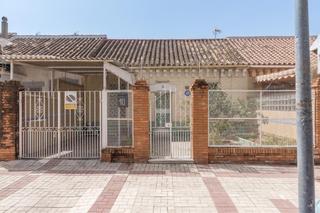 Casa a Barrio de Ciudad Jardín. Encanto clásico  casa de planta baja con sótano, patio y terraza