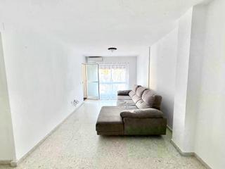 Pis en Calle iznate 17. Piso amplio, luminoso, con gran patio y plaza de garaje