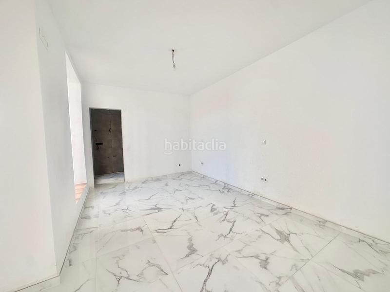 Foto e7c3b8f9-c64a-486d-a1a1-126aac7565a2. Casa  con gran potencial, varias plantas, patiogaraje y espectacular solárium en Málaga