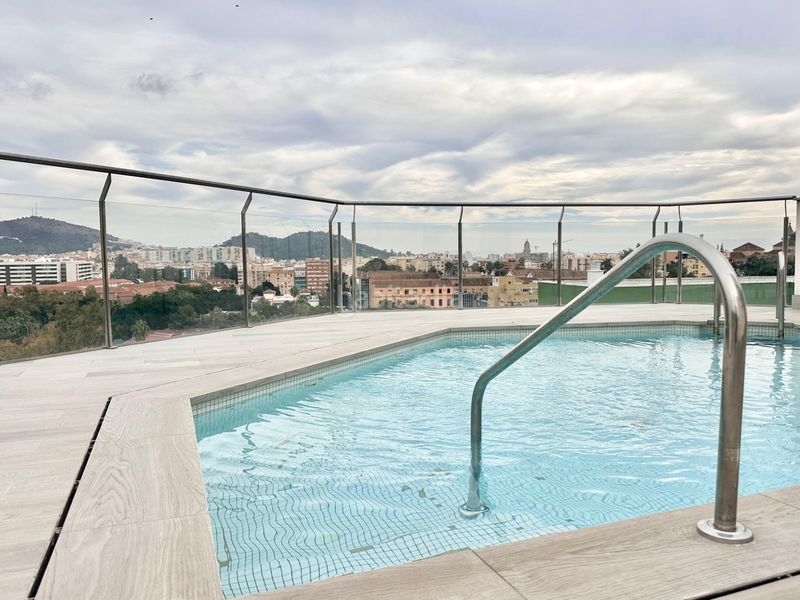 Foto 4251d49e-3dd4-4aa0-a614-2f1ec1505df0. Àtic amb piscina a Parque Victoria Eugenia Málaga