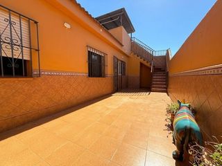 Chalet à Campanillas. Chalet con garaje para varios coches, terrazas y grandes espacio