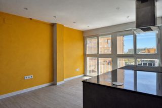 Flat in Parque Ayala - Jardín de la Abadía - Huelín. Vivienda héroes de sostoa