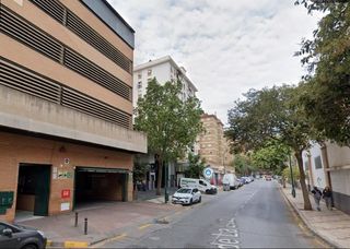 Aparcament cotxe  Avenida de velázquez. Plaza de aparcamiento en la luz, málaga.