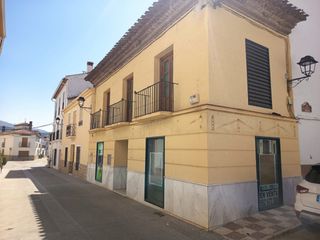 Haus  Calle comandante frias. Casa en pleno pueblo de alfarnate, un rincón de japón en málaga.