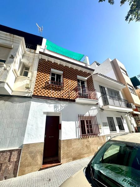 Foto 9d927cb8-4202-44cb-b3cf-cb7c38ad705d. Casa  centrica con dos plantas terraza y patio en Málaga