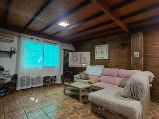 Casa a Calle emilio benavent 3. Blanhogar vende en exclusiva magnífica casa con  terraza y patio
