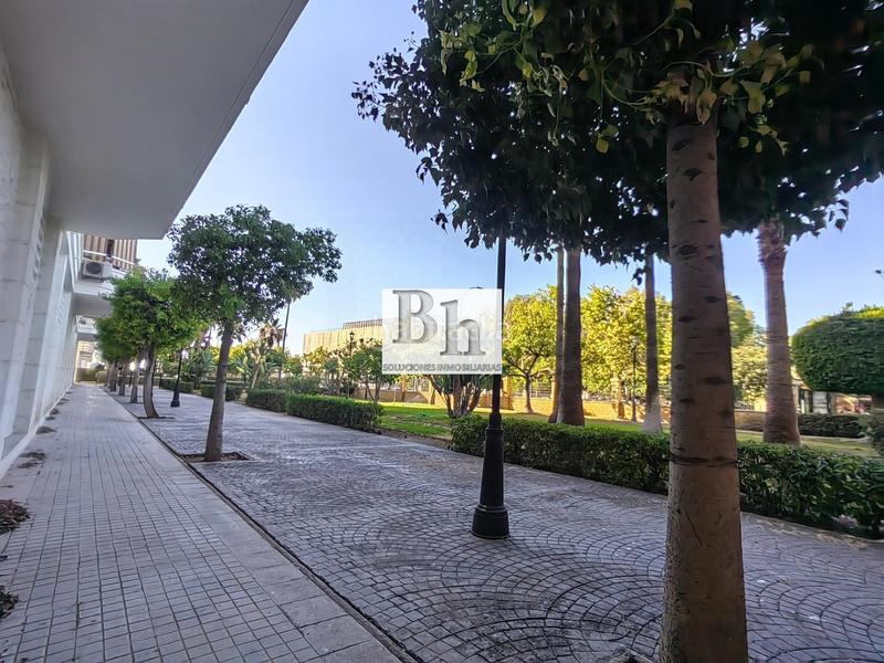 Foto 4d39a8de-15a3-404b-b758-2d832dcedce4. Local comercial en avenida sor teresa prat 105 magnífico local en recinto con piscina!!! en Málaga