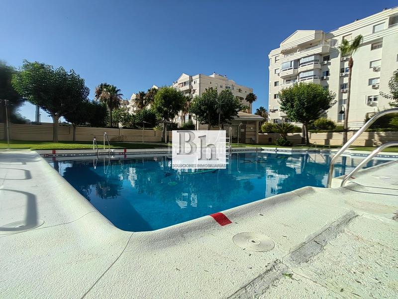Foto bed45f30-f731-4999-ba22-ca61a80339c4. Local comercial en avenida sor teresa prat 105 magnífico local en recinto con piscina!!! en Málaga