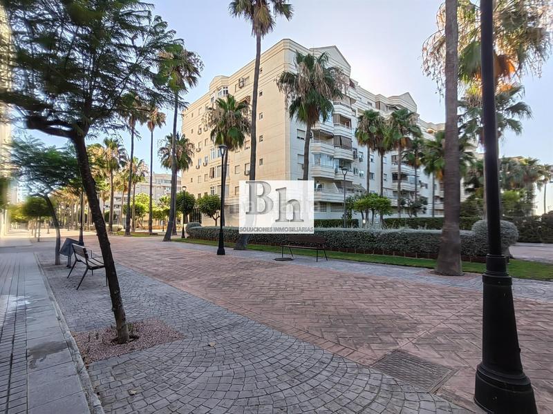 Foto f3b32758-17f0-4e7c-869b-673f1ca9668c. Local comercial en avenida sor teresa prat 105 magnífico local en recinto con piscina!!! en Málaga