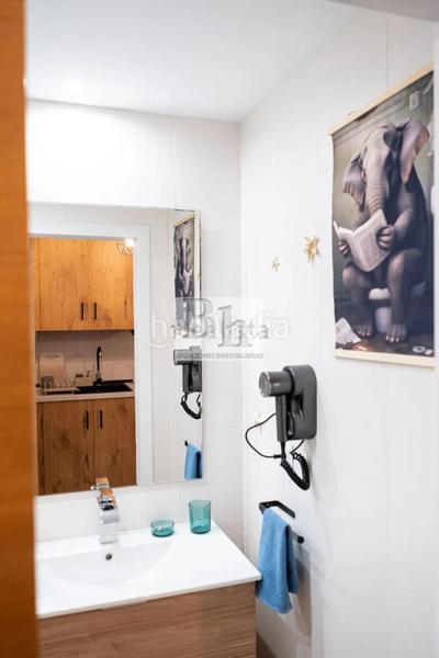 Foto 0e99bf86-d4a7-4873-9a6d-7e338b3af5e1. Estudio blanhogar vende estudio con plaza de garaje y licencia turística en Torremolinos
