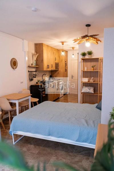 Foto 436ad076-0c5d-415c-b362-cf93d01ec2c6. Estudio blanhogar vende estudio con plaza de garaje y licencia turística en Torremolinos
