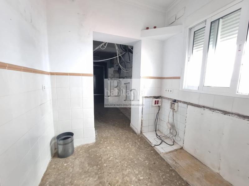 Foto 0a96a2f5-4b8f-415a-bd20-af9b204c3ed6. Alquiler local comercial en avenida paloma la 8 blanhogar alquila local en tabacalera!!! en Málaga