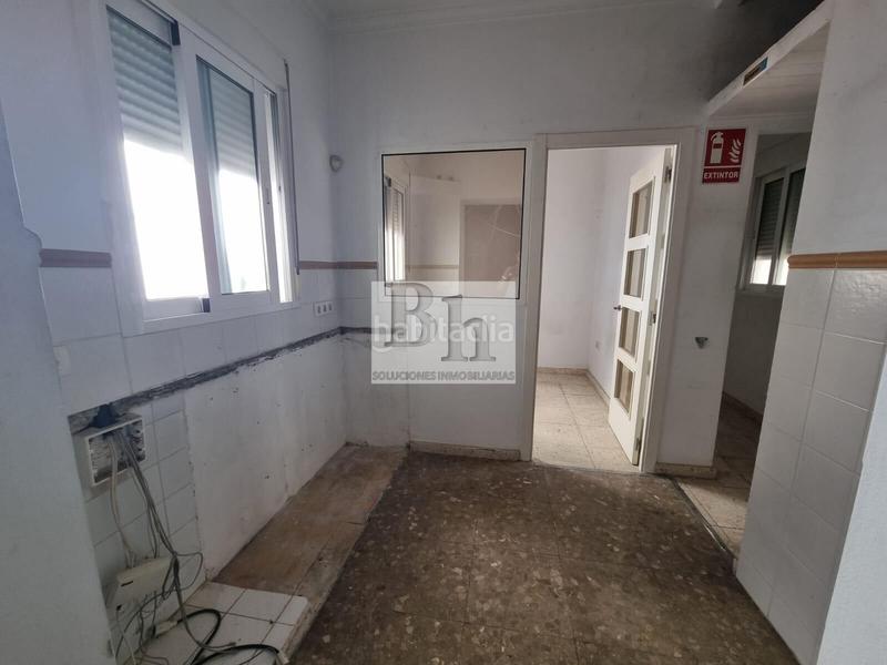 Foto 8ca2e2d4-8a7e-452f-a9ca-77298c5c72ed. Alquiler local comercial en avenida paloma la 8 blanhogar alquila local en tabacalera!!! en Málaga