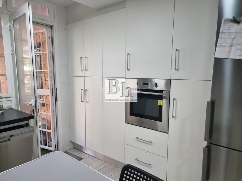 Foto e303cfc1-87a9-4c43-9eff-a60324732322. Piso oportunidad en la luz! piso reformado con terraza en Málaga