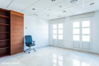 Rent Office space in Puerta de purchena 2. Está ubicada en la puerta de purchena.