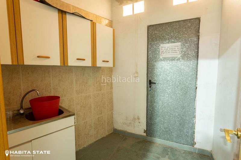 Foto 7aa5a753-b0d4-4934-af80-8ff9c6697328. Location local commercial dans calle real 27 dans Centro Almería