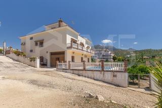 Casa a Alcaucín. Amplio chalet independiente con doble vivienda abuardillada  en