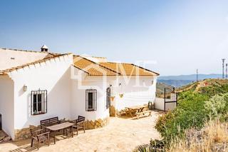 Masia a Canillas de Aceituno. Chalet independiente en el límite de alcaucín con canillas de ac