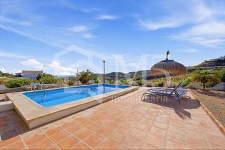 Mas à Camino Viejo de Málaga. Casa rústica en almayate
