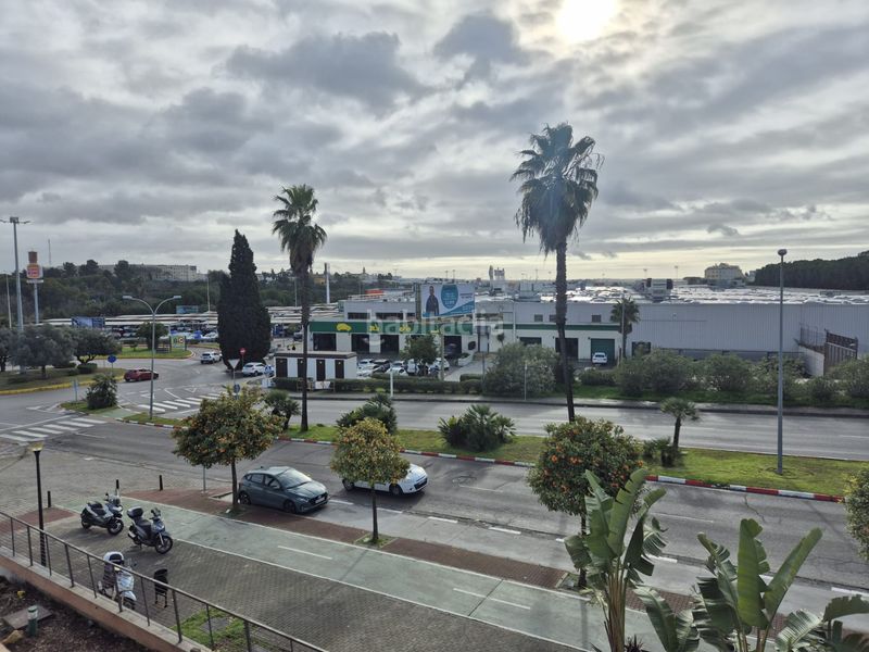 Foto acc5cc80-24d9-4ce3-bb77-d3a574f13cbd. Lloguer edifici a Centro Tomares