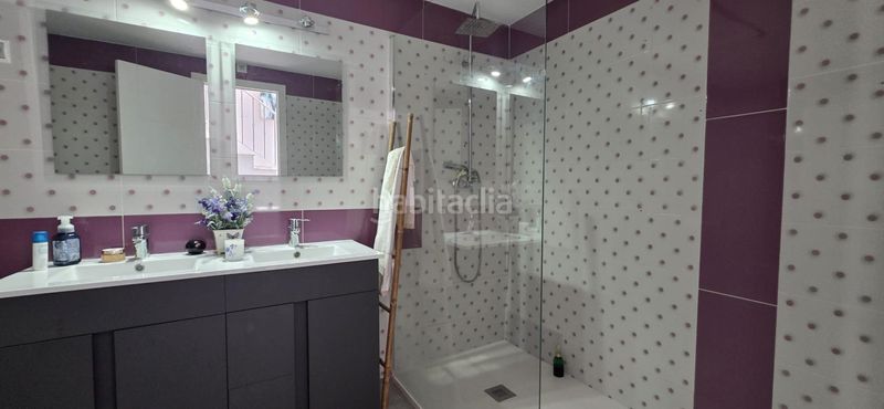 Foto 184f6f5d-2e17-41b9-8b31-a3b2adb0ba51. Casa adossada amb aparcament piscina a Nueva Atalaya Estepona