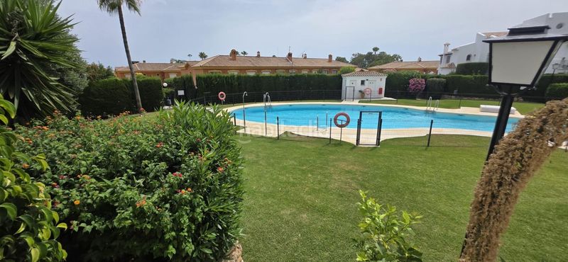 Foto 4bc16cd6-dfbb-409d-9afc-52efc23006a8. Casa adossada amb aparcament piscina a Nueva Atalaya Estepona