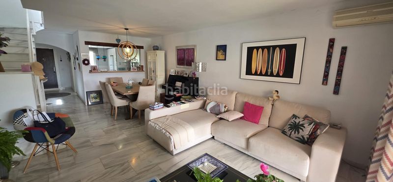 Foto 6ef1e26d-efba-4e1d-a083-b1d06d5e0db2. Casa adossada amb aparcament piscina a Nueva Atalaya Estepona