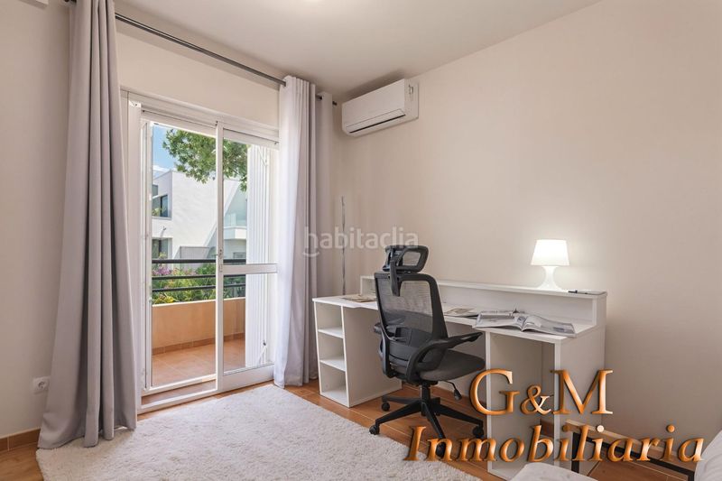 Foto 6663e0bc-a614-40db-9056-8dd2a196ac5b. Casa adossada amb piscina a Cabopino - Artola Marbella